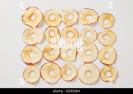 Essiccato chip apple classificato su sfondo bianco Foto Stock