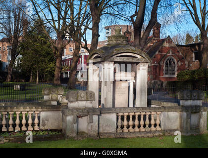 La tomba dell'architetto SIR JOHN SOANE a St Pancras vecchia chiesa,questo design ispirato iconica Londons telefono rosso scatola, Foto Stock