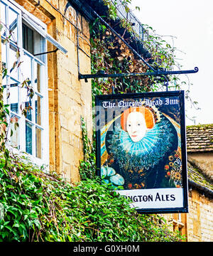 Pub 'testa della regina' Stow-su-il-wold Foto Stock