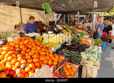 Le arance e altri tipi di frutta e verdura per la vendita nel mercato alimentare, Marbella, Costa del Sol, Andalusia, Spagna Europa Foto Stock