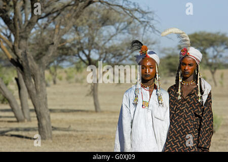 Un uomo Wodaabe-Bororo con la sua faccia dipinta per il Gerewol annuale. Diffa. Il Sahel. Niger Foto Stock