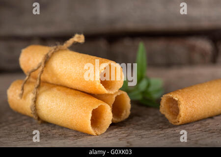 Il mais dolce rotoli su un vecchio rustico sfondo di legno Foto Stock