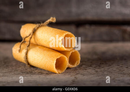 Il mais dolce rotoli su un vecchio rustico sfondo di legno Foto Stock