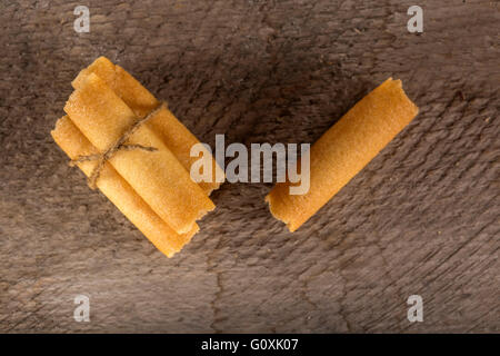 Il mais dolce rotoli su un vecchio rustico sfondo di legno Foto Stock