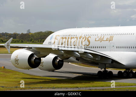 Emirates Airbus A380 in rullaggio a aeroporto di Birmingham, Regno Unito Foto Stock