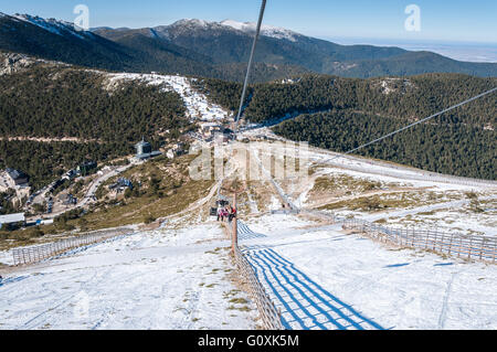Seggiovia di Navacerrada Ski Resort, Navacerrada Mountain Pass, Madrid, Spagna01 Foto Stock