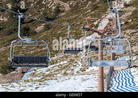 Seggiovia di Navacerrada Ski Resort, Navacerrada Mountain Pass, Madrid, Spagna il 4 gennaio 2015 Foto Stock