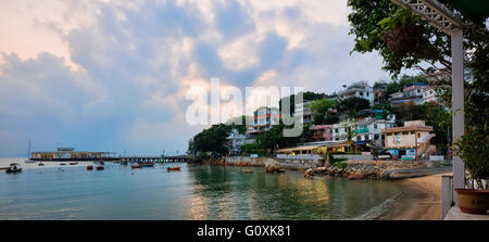 Yung Shue Wan strada principale sul lungomare, Lamma Island, Hong Kong, Cina. Foto Stock