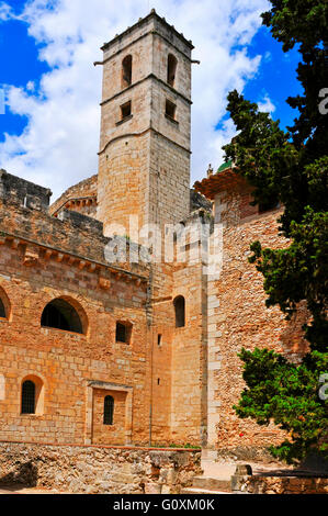 Vista della Torre delle Ore nel Monastero reale di Santes Creus, in Aiguamurcia, Spagna Foto Stock