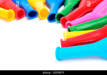 Un mucchio di condizione sgonfia di palloncini di diversi colori su sfondo bianco Foto Stock