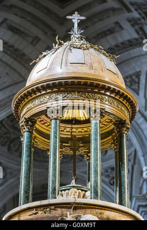 Altare maggiore dettaglio della cupola del presbiterio, opera di Pedro Arnal, custodia realizzata da Juan Ruiz, prendere in Jaen, Spagna Foto Stock