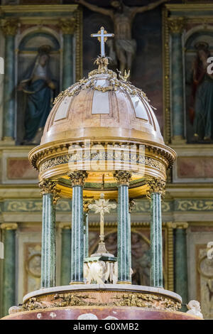 Altare maggiore dettaglio della cupola del presbiterio, opera di Pedro Arnal, custodia realizzata da Juan Ruiz, prendere in Jaen, Spagna Foto Stock