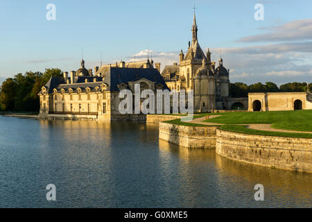 Domaine de Chantilly, un bellissimo castello e castello di Chantilly, Francia al tramonto. Una popolare destinazione turistica non lontano da Parigi. Foto Stock