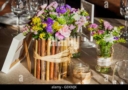 Wedding tavolo rustico pieno di fiori selvatici e paese e decorazione