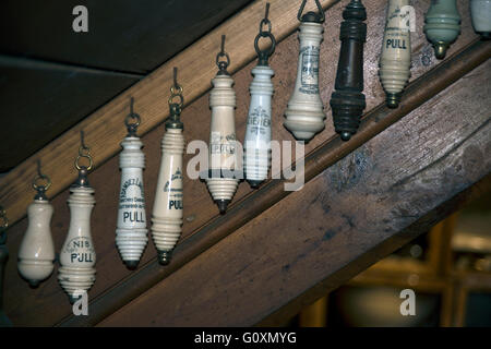 Vecchio Gabinetto tira da Thomas Crapper raccolta, Stratford upon Avon, Warwickshire, Inghilterra Foto Stock