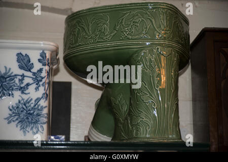 Il vecchio gabinetto francese da Thomas Crapper raccolta, Stratford upon Avon, Warwickshire, Inghilterra Foto Stock