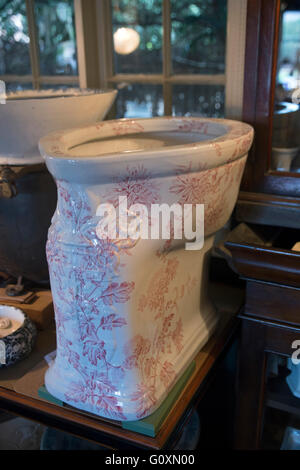 Vecchio Gabinetto da Thomas Crapper raccolta, Stratford upon Avon, Warwickshire, Inghilterra Foto Stock