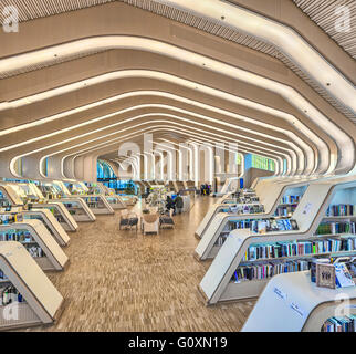 Il grande comunale edificio pubblico, la libreria Vennesla, una biblioteca cafe⌐, luogo di incontro e spazio amministrativa nella piazza del paese. L'interno, con linee curve lisce in scaffali e i dettagli del soffitto. Foto Stock