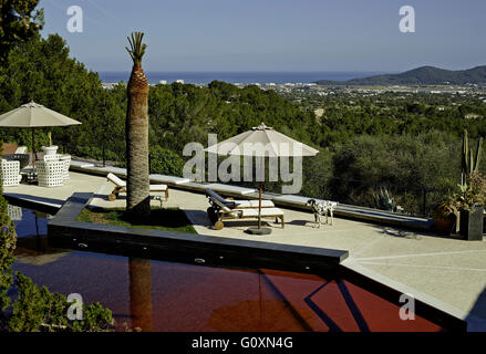 Country House, Ibiza. Una vista dalla terrazza solarium e la piscina sul panorama della costa. Foto Stock