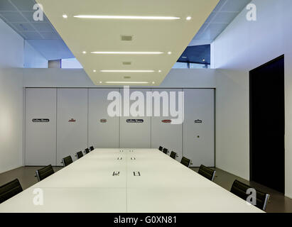Gallina Blanca, Barcelona, Spagna. Vista di un lungo tavolo bianco e sedie in una sala conferenze. Foto Stock
