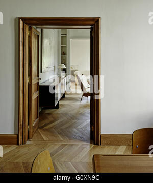 MA Appartamento, Barcelona, Spagna. Vista parziale di un soggiorno attraverso una porta aperta. Retrò tavolino con lampada da tavolo. Foto Stock