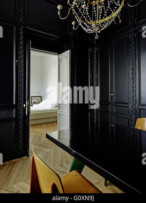 Nero, armadio a muro con una vista parziale della camera da letto Foto Stock