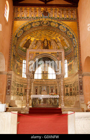 La Basilica Eufrasiana - tipica abside bizantino decorato da mosaici risalenti al VI secolo a Porec in Croazia Foto Stock