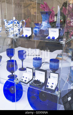 Dh negozi Bristol Bristol finestre di vetro blu shop display blu cobalto raccolta di articoli di vetro Foto Stock