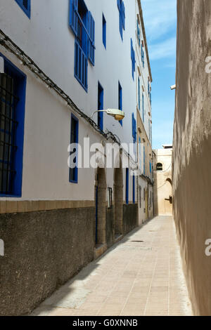 Sunny vicolo della medina di Essaouira, Marocco Foto Stock