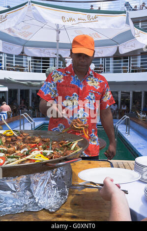 dh Marco polo VIAGGIO CROCIERA Chef cameriere che serve cibo persona nave da crociera a buffet a bordo delle persone all'aperto che vengono serviti pasti piastra Foto Stock