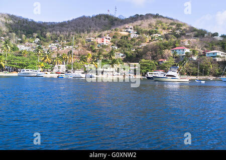 Dh Bequia island ST VINCENT CARAIBI ancoraggio barche off isola dei Caraibi costa Admiralty Bay Foto Stock