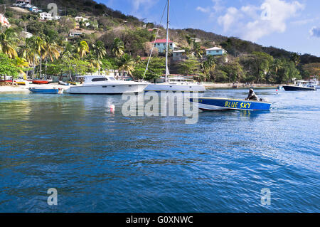 dh Bequia Island Admiralty Bay ST VINCENT ISOLE CARAIBI locali grenadine caribbean barche barche costa baia ovest indies grenadines Foto Stock