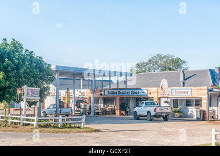 RHEENENDAL, SUD AFRICA - 4 Marzo 2016: un piccolo centro commerciale e la stazione di benzina a Rheenendal, un villaggio in 7 passaggi Foto Stock