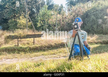 RHEENENDAL, SUD AFRICA - 4 Marzo 2016: UN FANTOCCIO traffico officer e falsa telecamera radar accanto alla strada di Millwood Foto Stock