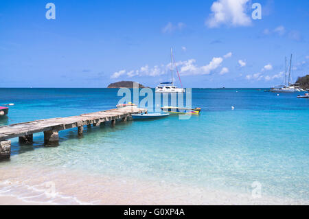 Dh Mayreau isola ST VINCENT CARAIBI Saltwhistle Bay beach pier yachts Saint Vincent e Grenadine Foto Stock