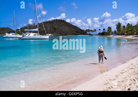 dh Mayreau Island ST VINCENT CARIBBEAN Woman tourist Saltwhistle Bay yachts Grenadines vacanze saint Salt Whistle spiaggia Foto Stock