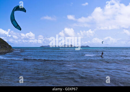 dh Mayreau Island ST VINCENT CARIBBEAN Kitesurfer Windward Careenage Bay kitesurfing kite surfisti uomo surf sport acquatici spiaggia sport acquatici Foto Stock