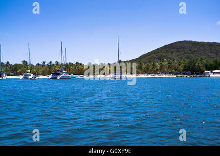 dh Mayreau Island ST VINCENT CARIBBEAN Saltwhistle Bay Beach yachts Saint Vincent e Grenadines barche a vela baie di fischio di sale Foto Stock