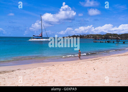 dh Mayreau isola ST VINCENT CARAIBI Saline Bay yacht una donna a piedi spiaggia Saint Vincent e Grenadine idilliaco vacanza Foto Stock