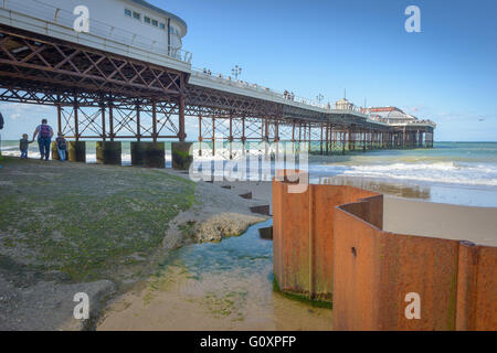 Cromer Pier e la spiaggia sulla costa di Norfolk, Inghilterra Foto Stock