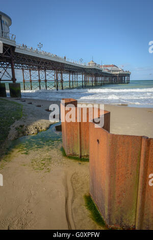 Cromer Pier e la spiaggia sulla costa di Norfolk, Inghilterra Foto Stock