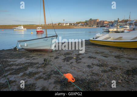 Barche ormeggiate nel porto a Wells-next-il-mare in North Norfolk, Inghilterra Foto Stock