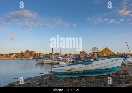 Barche ormeggiate nel porto a Wells-next-il-mare in North Norfolk, Inghilterra Foto Stock