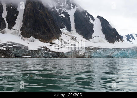 Piccoli iceberg di fronte del ghiacciaio Smithbreen in Raudfjorden, Svalbard Foto Stock