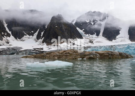 Piccolo iceberg di fronte del ghiacciaio Smithbreen in Raudfjorden, Svalbard Foto Stock