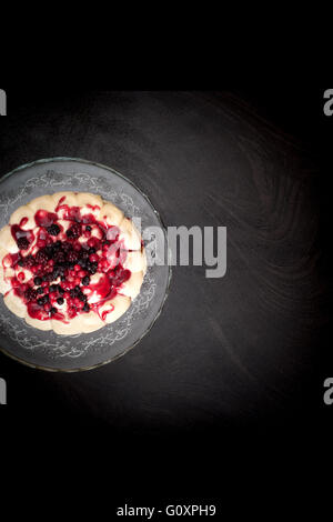 Torta Vista dall'alto su nero Foto Stock