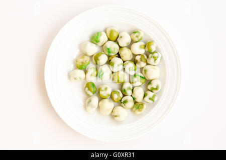 Toast piselli con wasabi sulla piastra bianca, sfondo bianco, laici piatta Foto Stock