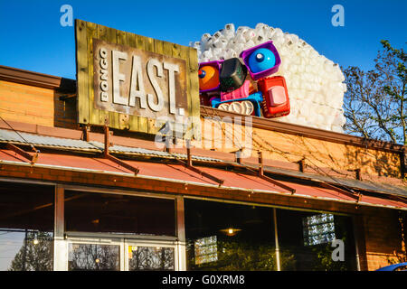 Una mascotte wacky sul tetto della Bongo East Coffee House ha contribuito a rivitalizzare il quartiere Five Points nella trendy East Nashville, TN, USA Foto Stock