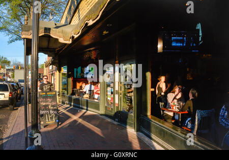 Patroni godono di aprire la finestra tramonto cenare presso il Tenn sedici Food & Drink Co., nel quartiere alla moda di zona est di Nashville, TN Foto Stock