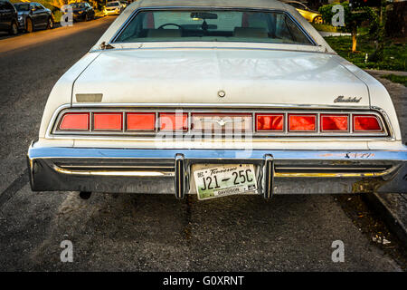 Vista posteriore dal basso angolo di un 1974 Ford Thunderbird con TN la targa appesi storti parcheggiata su strada nella zona est di Nashville, TN Foto Stock